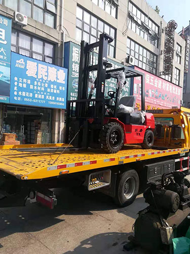 電動叉車裝車運輸 (2)